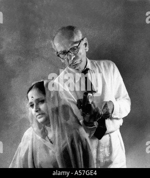 Jehangir Unwalla vecchio maestro fotografo lavorando nel suo studio Tardeo Bombay Mumbai India Maharashtra 1960 Foto Stock