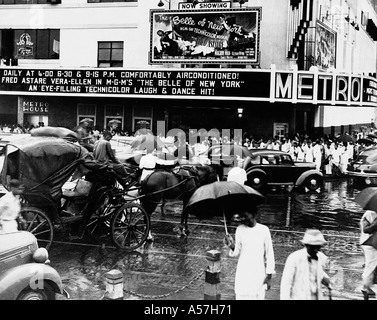 Vecchio vintage 1900s metro cinema teatro mostra fred astare vera ellen le belle del new york bombay Mumbai India Maharashtra 1947 Foto Stock