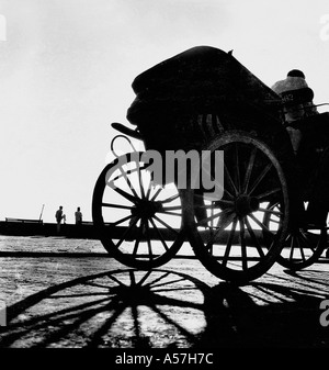 Victoria al Taj Mahal Hotel Old City cavallo Trasporto carrello Bombay Mumbai India Maharashtra 1957 Foto Stock