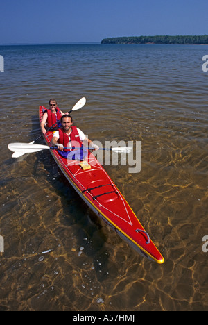 Il Kayak nella piccola baia di sabbia sul lago Superiore. APOSTLE Islands National Lakeshore, Wisconsin. L'estate. Foto Stock