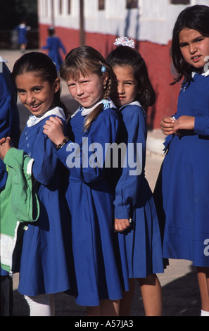 La Turchia. Giovani turche studentesse in piedi in una coda. Foto Stock