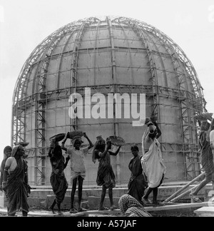 BARC - Bhabha Atomic Research Center sotto la costruzione da parte di uomini e donne che trasportano il materiale di costruzione sul loro capo, Bombay, Mumbai, India - 1900S Foto Stock