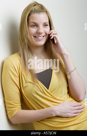Giovane donna utilizzando il telefono cellulare Foto Stock