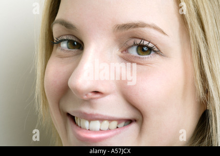 Giovane donna sorridente close up Foto Stock