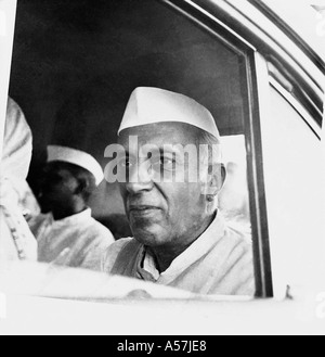 Pandit Jawaharlal Nehru visitare India rurale Uttar Pradesh India 1953 Foto Stock