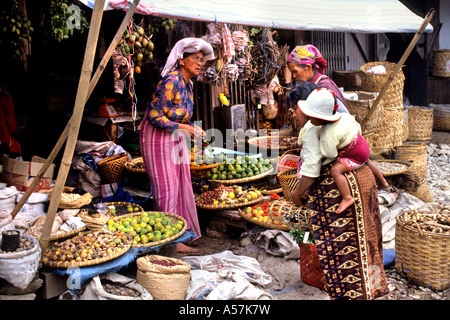 Negozio di alimentari Toba Batak (Toba, Karo, Simalungun, Pak Pak, Mandailing, Angkola)Batak tribù, lago Toba, Sumatra, Indonesia) Foto Stock