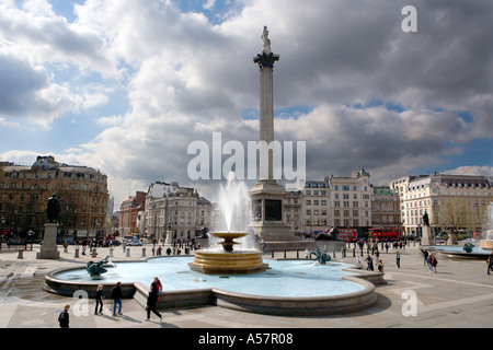 Trafalgar Square con la fontana e la Colonna di Nelson Londra Inghilterra Foto Stock