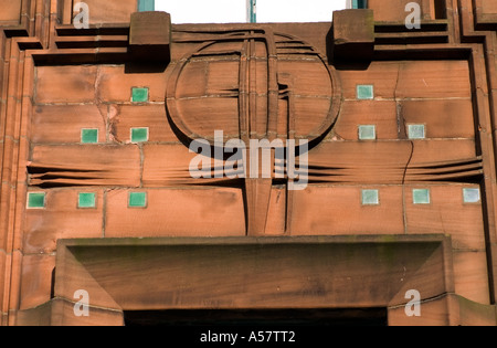 Dettaglio dell art nouveau motif scolpiti in pietra sulla parete della Scozia Street School di Glasgow Foto Stock