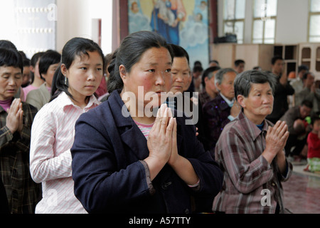 Painet JF5563 cina la messa domenicale chiesa cattolica villaggio ludung diocesi weinan xian provincia di Shaanxi asia estremo oriente religione Foto Stock