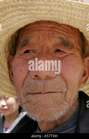 Painet JF5567 cina anziani cappello di paglia vecchio uomo maschio villaggio ludung shaanxi asia estremo oriente'invecchiamento contrasto sorridenti Foto Stock