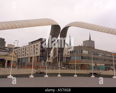 Coventry city centre nel 2006 dal museo dei trasporti verso la cattedrale guglie.West Midlands England Foto Stock