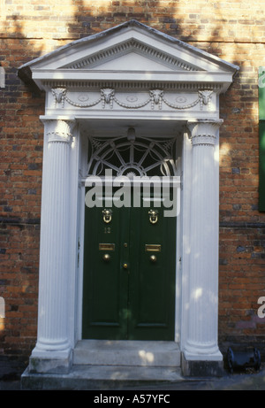 Hatfield Herts Inghilterra metà del XVIII secolo in stile georgiano verde oliva doppia porta anteriore e legno intagliato porta pedimented caso ritaglio Foto Stock