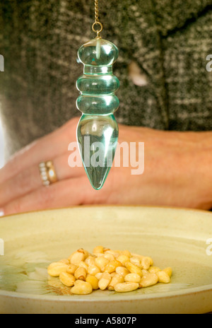 Donna che utilizza un pendolo di allergia alimentare di prova Foto Stock