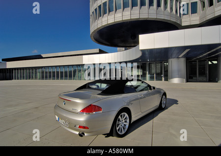 La BMW 650i di fronte alla sede centrale della BMW di Monaco di Baviera, Germania Foto Stock