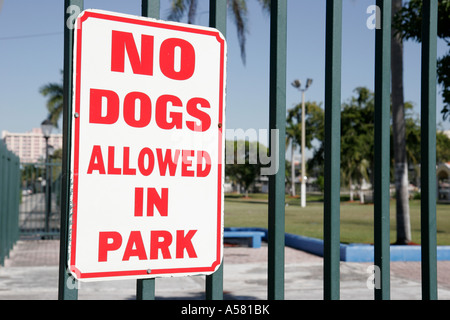 Miami Florida, Little Havana, Jose Marti Park, cartello, cani non ammessi, FL070131087 Foto Stock