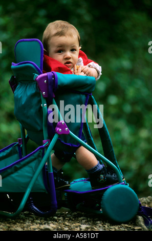 Dieci mesi di età bambino seduto nel suo passeggino, Francia. Foto Stock