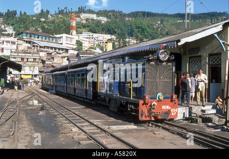 Rampa di stretta strada ' Nigiri Blue Mountain Ferrovia', Tamil Nadu, India Foto Stock