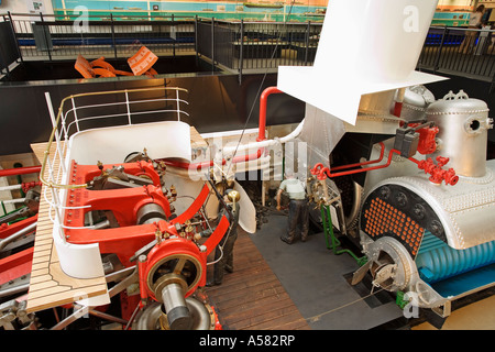 Sala del motore di una vecchia nave a vapore, Museo Svizzero dei Trasporti a Lucerna, Svizzera Foto Stock