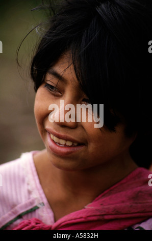 Messico Chiapas Santa Esmeralda Refugee Camp Ritratto di un sorridente guatemalteco ragazza di rifugiati in cerca di distanza Foto Stock