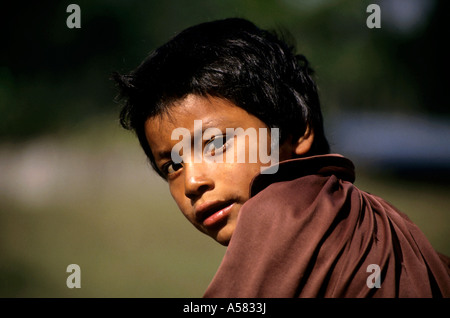 Ritratto di un ragazzo guatemalteco guardando sopra la sua spalla in un campo di rifugiati, Chiapas, Messico. Foto Stock