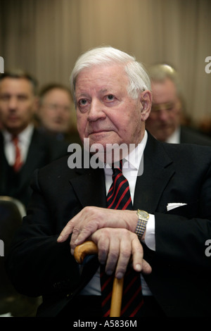 L'ex cancelliere tedesco Helmut Schmidt in appoggio sul suo bastone. Foto Stock