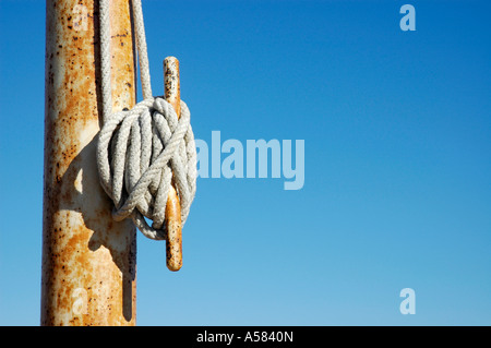 Corda con nodi in un polo di bandiera Foto Stock