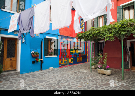 Cortile con stendibiancheria e case colorate, Burano, Veneto, Italia, Europa Foto Stock