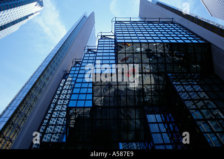 Guardare in su verso l'esterno degli edifici nel quartiere finanziario di Toronto in Canada con vetri a specchio riflette di pedoni e automobili Foto Stock