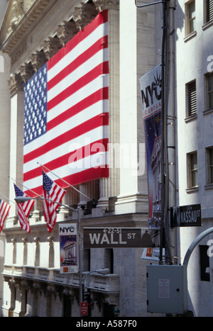 Grande bandiera americana si blocca sulla parte anteriore esterna del New York Stock Exchange angolo della costruzione di Wall St Nassau New York City Foto Stock