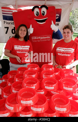 Miami Florida,Bayfront Park,Purina Walk for the Animals,fundraiser,corporate,sponsor Animal,Bank Atlantic volontari volontari lavorare Worke volontariato Foto Stock