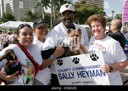 Miami Florida,Bayfront Park,Purina Walk for the Animals,fundraiser,corporate,sponsor Animal,County commissioner Sally Heyman,dogs,Visitors Travel in the Boat Foto Stock