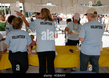 Miami Florida,Bayfront Park,Purina Walk for the Animals,fundraiser,corporate,sponsor animal,registrazione volontari servizio volontario di comunità Foto Stock