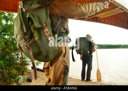 Portaging una canoa di legno in acque di confine canoa Area Wilderness BWCAW Minnesota Foto Stock