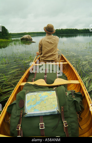 Pagaiando una canoa in acque di confine canoa Area Wilderness BWCAW Minnesota Foto Stock