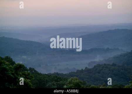 Mattinata nebbiosa che si affaccia sulle colline Shawnee National Forest in Southern Illinois Foto Stock