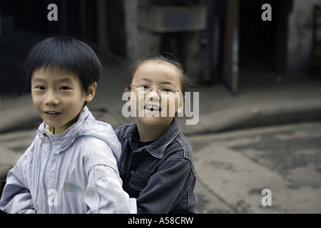 Cina Shanghai giovani amici cinesi abbraccio sulla strada di casa da scuola sulla strada nella Vecchia Shanghai Foto Stock