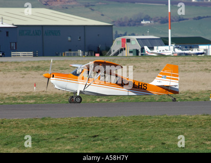 Bellanca 7ECA Citabria aeromobili leggeri lasciando Dalcross aeroporto, Inverness. Highlands scozzesi. 4875-457 XAV Foto Stock