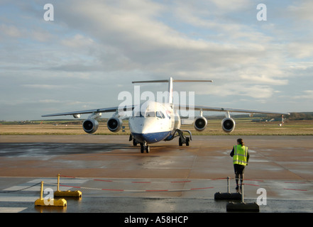 Passeggeri commerciale jet BAE 146-300 a Inverness Dalcross Aeroporto. 4880-457 XAV Foto Stock