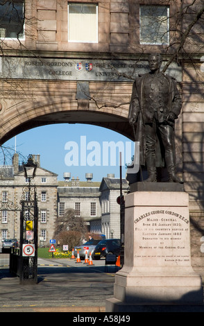 Dh Robert Gordons University School HILL ABERDEEN REGNO UNITO Generale Gordons statua e ingresso al college in Scozia Foto Stock