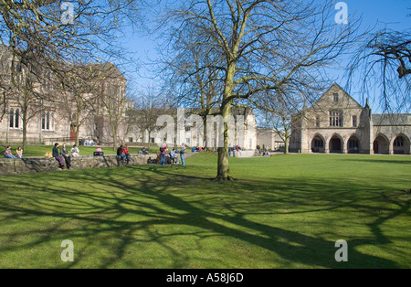 dh Kings College cappella CITTÀ VECCHIA ABERDEEN SCOZIA gruppi di gli studenti universitari rilassano i terreni del campus Foto Stock