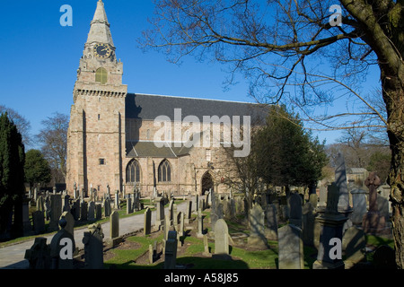 Dh St Machars Cattedrale vecchia ABERDEEN ABERDEEN Chiesa cimitero lapidi di clock tower percorso Foto Stock