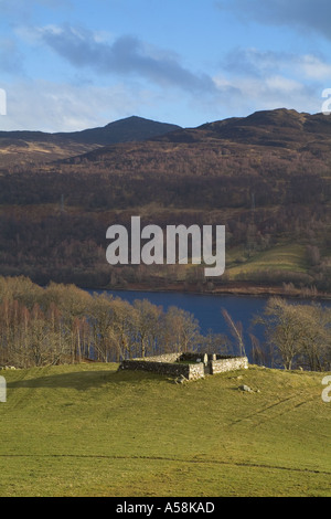 Dh Loch Tummel STRATHTUMMEL PERTHSHIRE isolato cimitero murato nel mezzo del campo Foto Stock