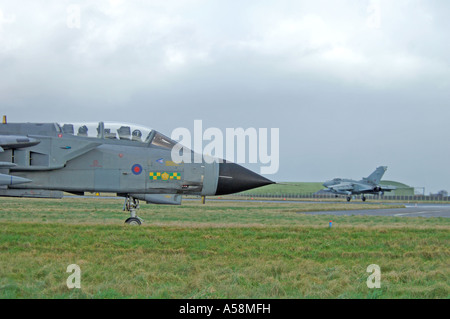 Panavia Tornado F4 Fighter sulla pista di RAF Air Base Lossiemouth, murene, Scozia. 4937-454 XAV Foto Stock