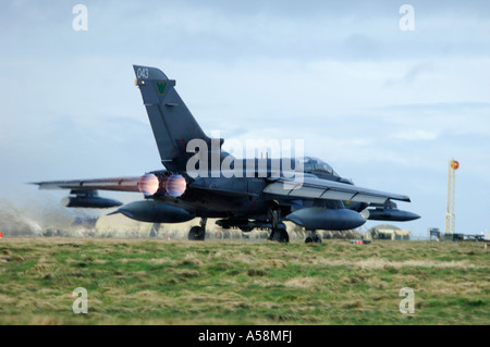 Panavia Tornado F4 Fighter su riscaldare a RAF Air Base a Lossiemouth, murene, Scozia. 4938-454 XAV Foto Stock