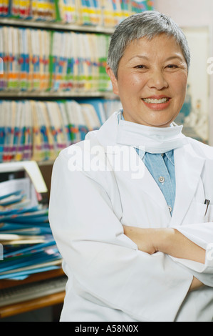 Femmina Senior Asian dentista in ufficio Foto Stock