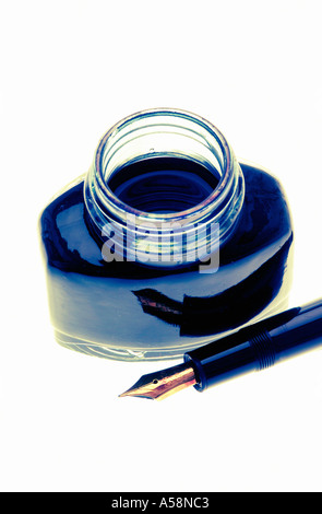 Aprire il flacone di inchiostro con una stilografica nera su sfondo bianco Foto Stock