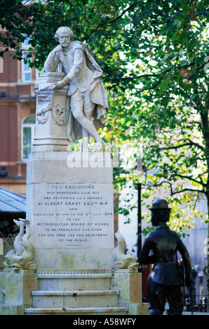 Inghilterra, Londra, Leicester Square, Statua di Shakespeare e Charlie Chaplin statua Foto Stock
