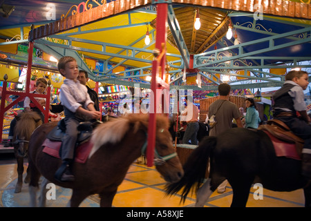 I bambini sulla fiera carosello con Live pony, Fuengirola, Costa del Sol, Spagna Foto Stock