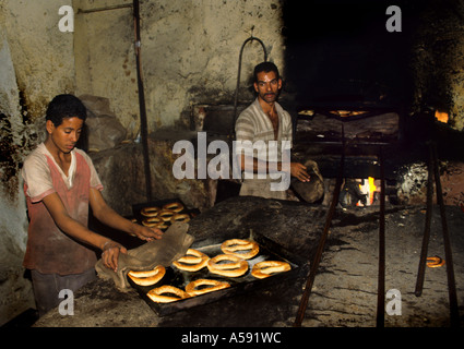 Baker Bakery Khan el Khalili Cairo Islamico Egitto Bazaar Souk 1382 Djaharks emiro el-Khalili caravanserai Foto Stock