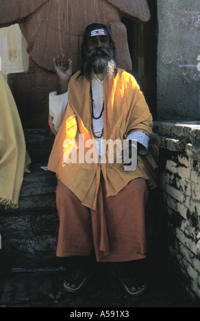 Sadhu o uomo santo nel tempio Pashnupati Kathmandu in Nepal Foto Stock